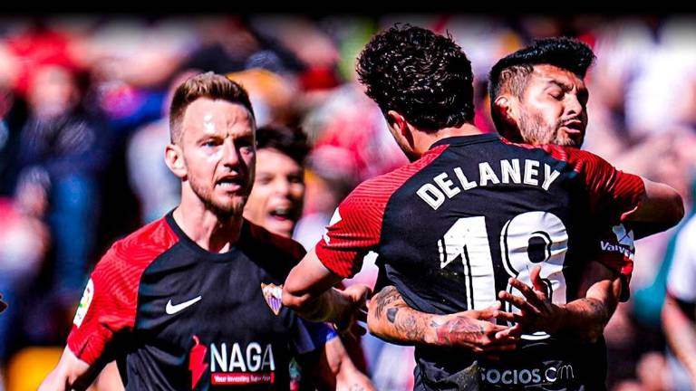 Jesús Manuel “Tecatito” Corona se abraza con Delaney tras el gol.