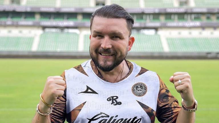 Poncho Lizárraga, líder de Banda El Recodo, fue el encargado de modelar, en las redes sociales de la agrupación musical, el novedoso jersey.