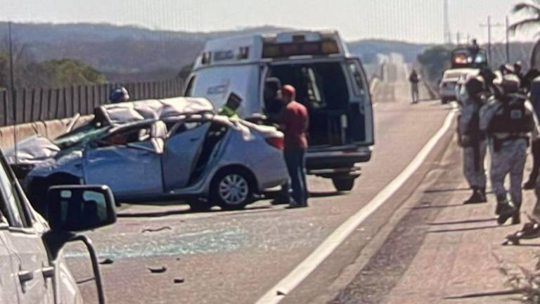 Un agente de la Guardia Nacional falleció y otro resultó herido en una volcadura en la autopista Mazatlán-Culiacán.