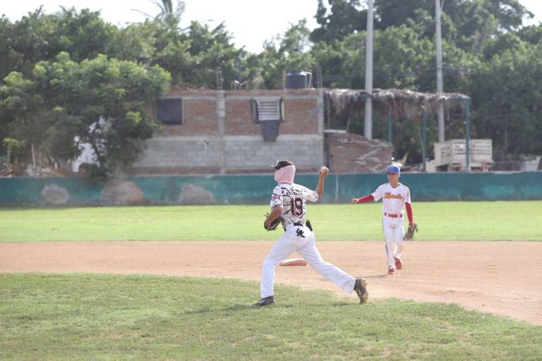 Empiezan series semifinales de Liga de Meseros al Bat