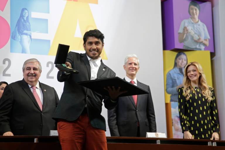Recibe Tenoch Huerta premio ‘Sor Juana Inés de la Cruz’