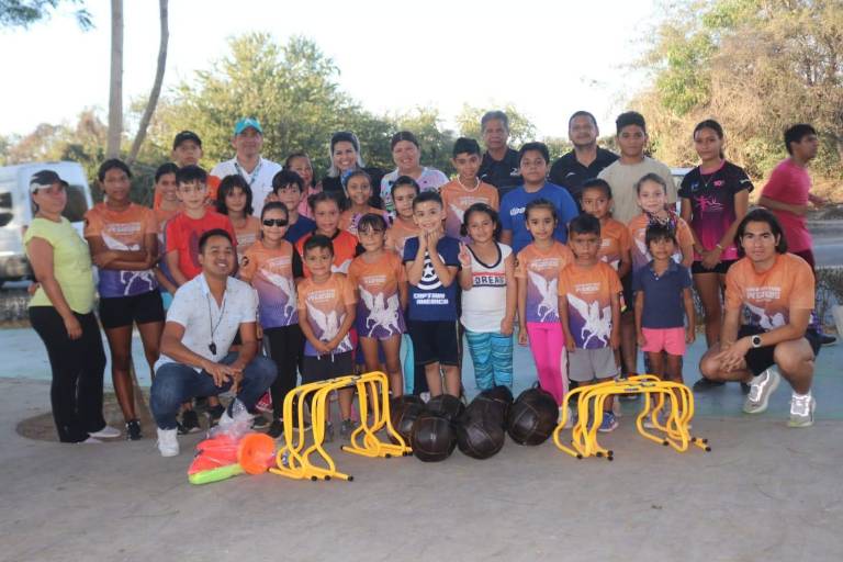 Más de 200 atletas de Mazatlán son beneficiados con material deportivo