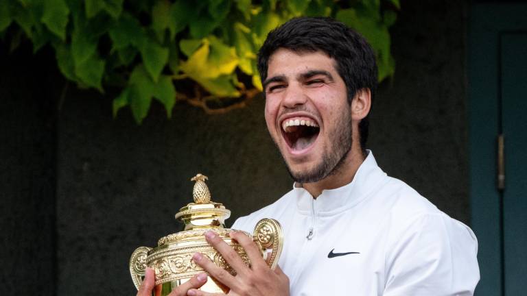 Carlos Alcaraz celebra su trofeo en Wimbledon.