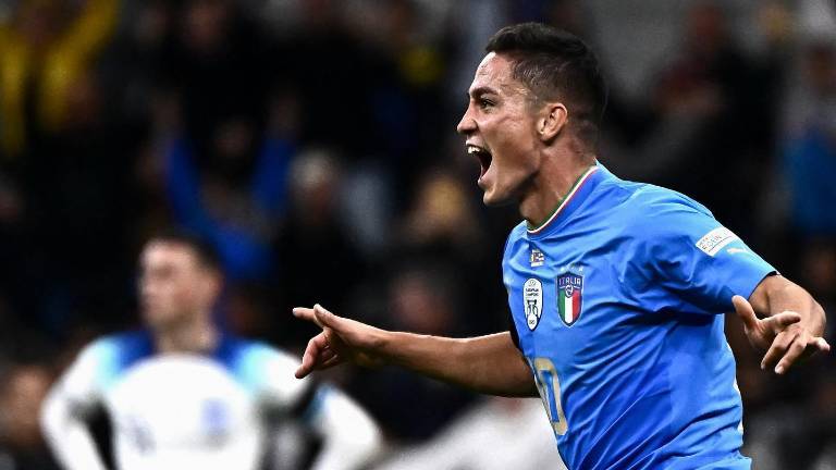 Giacomo Raspadori celebra el gol que marcó la diferencia para Italia sobre Inglaterra.