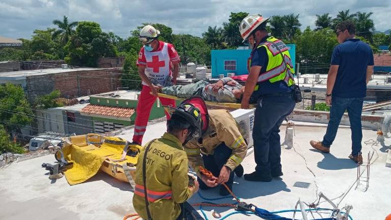 Un joven quedó inconsciente tras recibir una descarga eléctrica mientras daba mantenimiento a un minisplit en colonia Ampliación 20 de Noviembre.