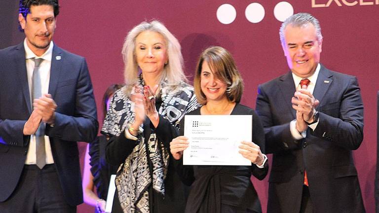 Fundación Coppel recibe reconocimiento por el apoyo que otorga a microeempresarios.