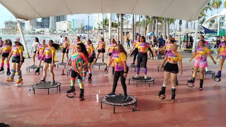 Las damas hacen ejercicio junto al mar.