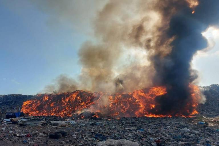 Bomberos combaten y controlan incendio en el basurón de Mazatlán