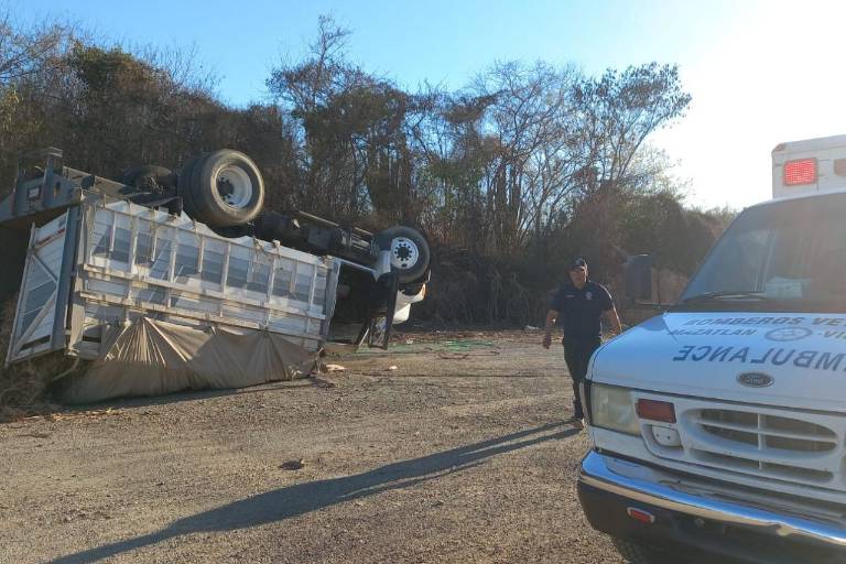 Camión vuelca en la carretera a la altura de Caleritas al sur de Mazatlán