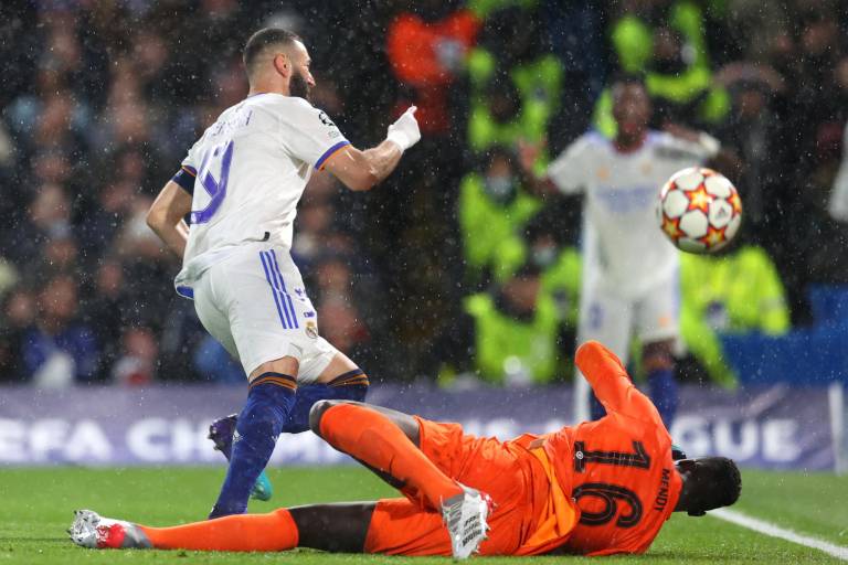Benzema tiene al Real Madrid con un pie en las semifinales de la Champions