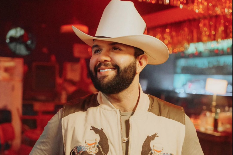 Lanza Carín León nuevo tema de su álbum ‘Colmillo de leche’