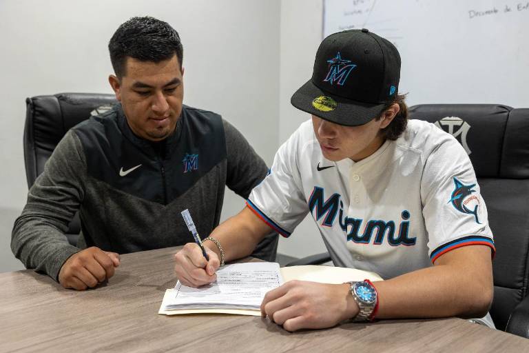 Juan Franco Alva, novato de Tomateros, firma con Marlins