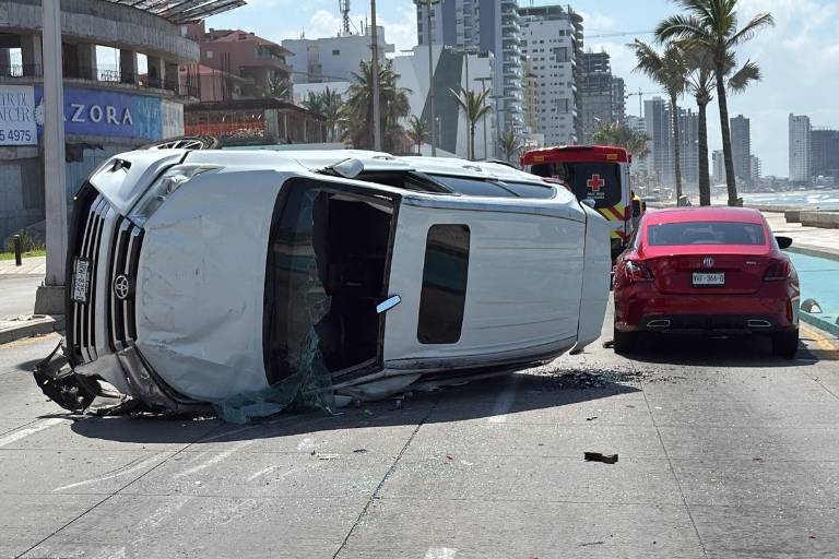 Camioneta vuelca en el Malecón de Mazatlán y provoca choque múltiple