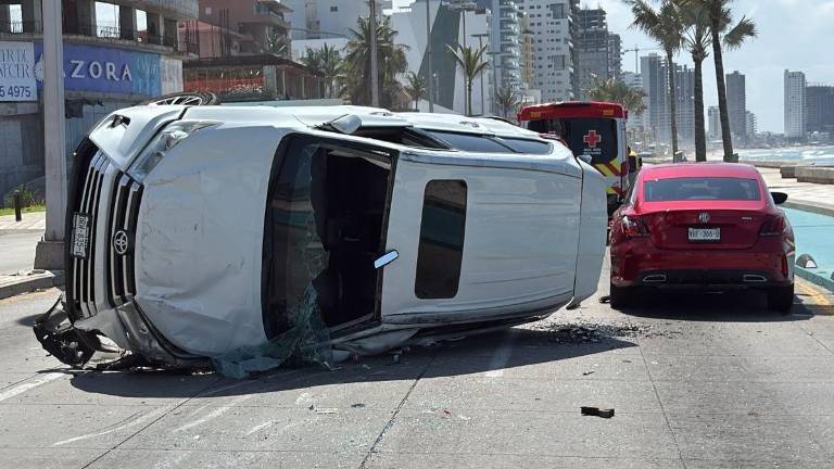 El conductor de una camioneta perdió el control y volcó en pleno Malecón de Mazatlán; tres personas resultaron con lesiones leves.