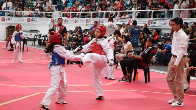 Taekwondoínes de siete diferentes cintas dan todo en el tatami.