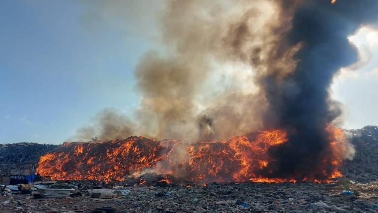 El incendio se reportó a las 06:30 horas, en la zona del relleno sanitario.