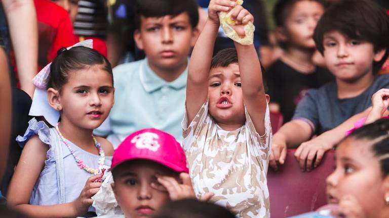 Cientos de niños disfrutaron un día lleno de alegría y diversión en el Estadio Tomateros.