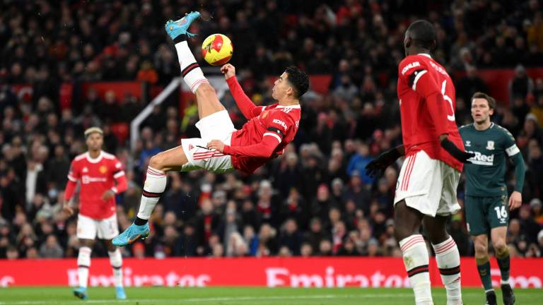 Cristiano Ronaldo se lanza de chilena.
