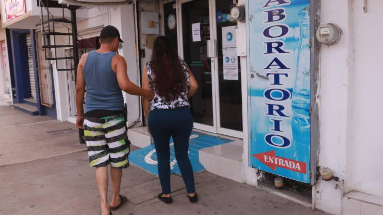 Los pacientes acuden a realizarse la prueba debido a que presentan algunos síntomas relacionados con el Covid-19 .