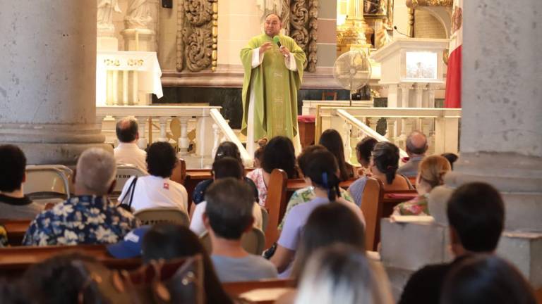 El Padre Adán Pazos invitó a los turistas a que disfruten de Mazatlán.