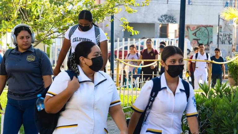 El aumento de casos de Covid-19 ha obligado a retomar el uso de cubrebocas, como en los planteles de la UAS.