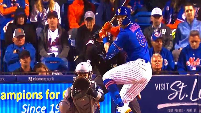 Joey Meneses conectó extrabase por los Mets.