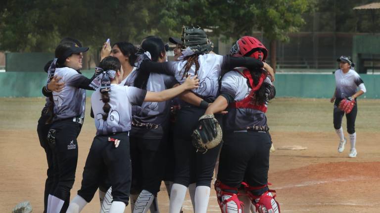 Las mazatlecas celebran su medalla de oro.