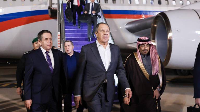 El Ministro de Asuntos Exteriores ruso, Lavrov, aterrizó en Riad, Arabia Saudita para reunirse con funcionarios estadounidenses para negociar el fin a la guerra entre Rusia y Ucrania.
