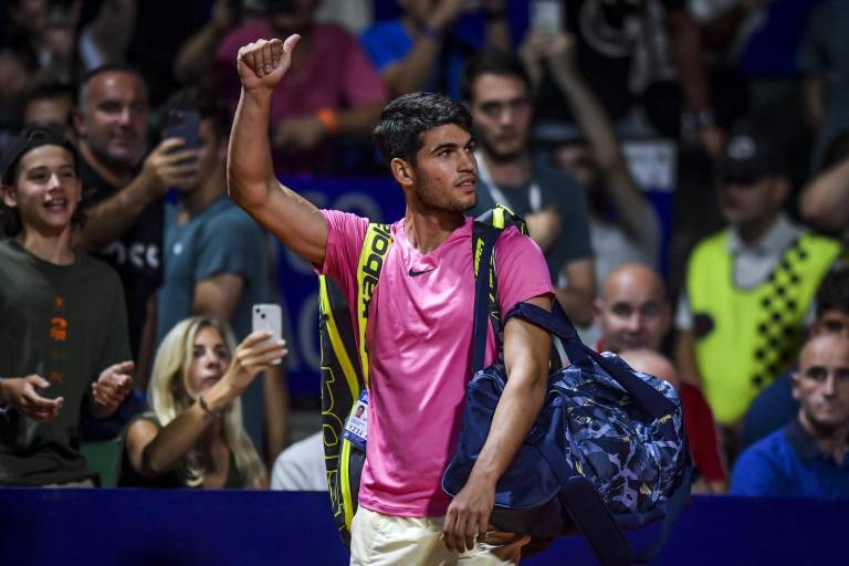 Carlos Alcaraz, lesionado, causa baja del Abierto Mexicano de tenis
