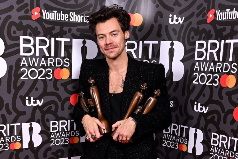 Harry Styles se corona como Artista del Año en los Brit Awards 2023