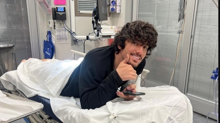 Alex Fernández es hospitalizado de emergencia.