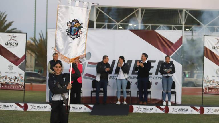 Jennifer Valeria Tirado Chavarín fue la encargada de recibir el estandarte mazatleco.