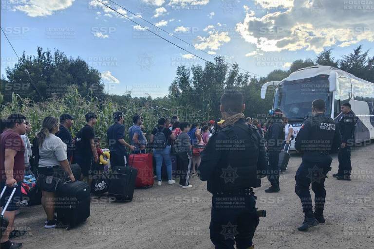 Rescatan a 165 turistas que quedaron varados en la Mazatlán-Durango el pasado jueves