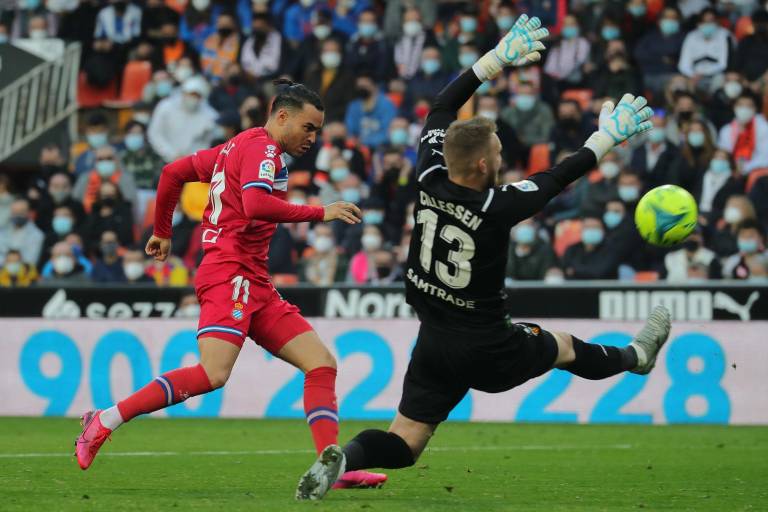 El Espanyol de Barcelona despide el 2021 con triunfo ante el Valencia