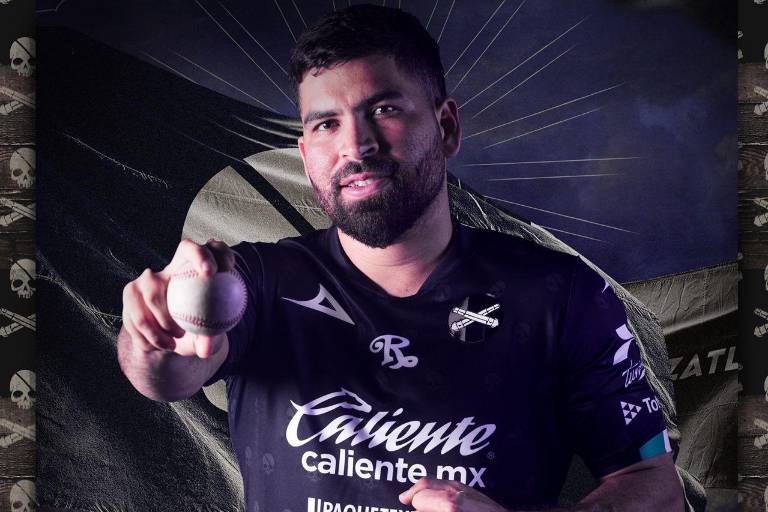 José Urquidy participa en el lanzamiento del uniforme de gala del Mazatlán FC