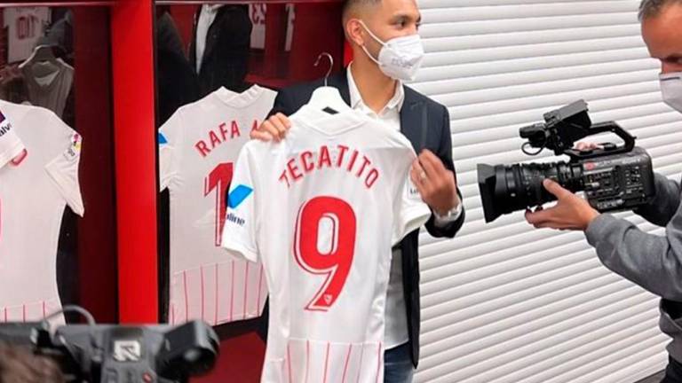 Jesús Manuel “Tecatito” Corona ya es nuevo jugador del Sevilla español.