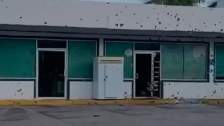 La vocera de la SSPE confirmó daños materiales en la fachada de una gasolinera de La Cruz, Elota, provocados por impactos de arma de fuego.