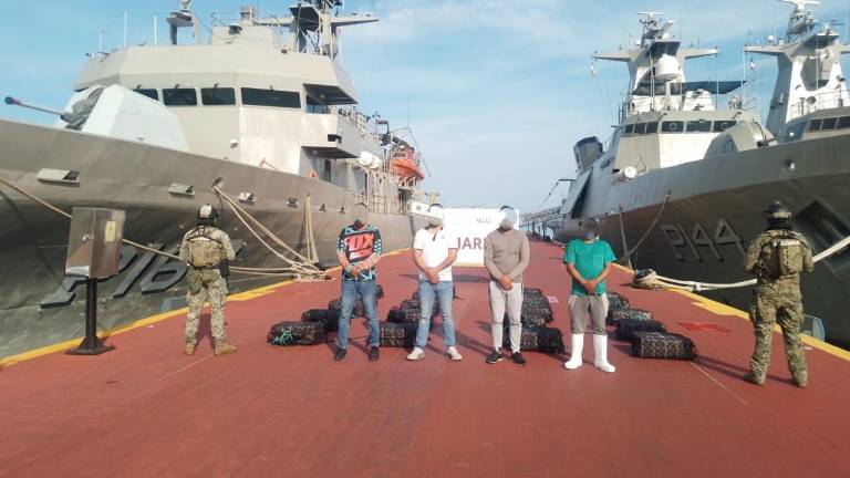Elementos de la Marina y otras corporaciones aseguraron 601 kilos de cocaína en aguas de Guerrero y detuvieron a cuatro personas.