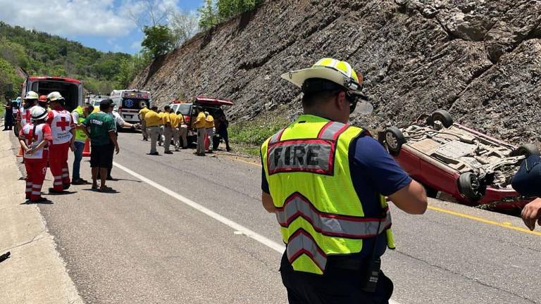 Un aparatoso accidente sobre la autopista Tepic-Mazatlán dejó como saldo cinco personas lesionadas.