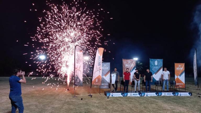 La ceremonia de apertura de la Primera Fuerza sirvió para inaugurar el alumbrado.