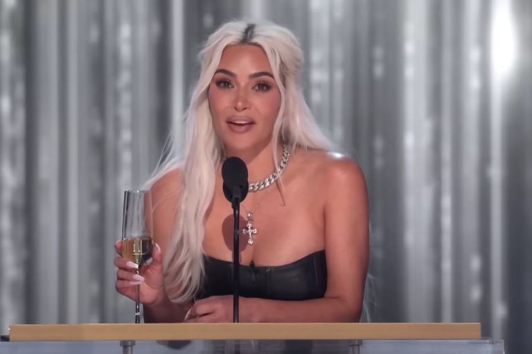 Abuchean a Kim Kardashian durante un homenaje a Tom Brady
