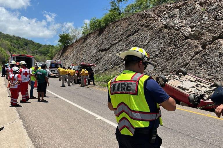 Volcadura de camión con cilindros de gas en Mazatlán deja cinco lesionados