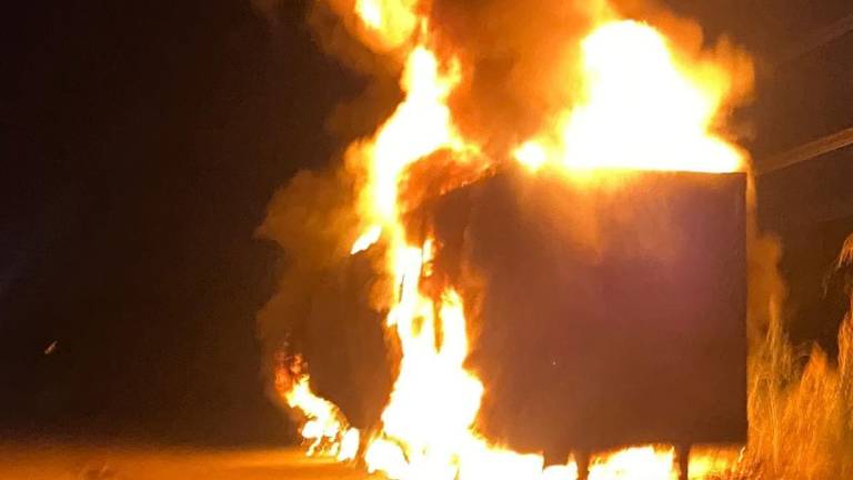 El incendio de un tráiler cargado de pollo obligó a cerrar la autopista Durango-Mazatlán por más de tres horas el domingo.