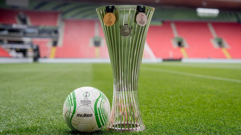 El trofeo de la Conference League espera a su segundo ganador, el cual se conocerá este miércoles.