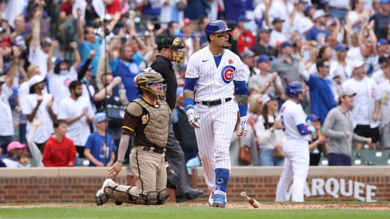 Javier Báez observa el cuadrangular que conectó ante los Padres de San Diego.