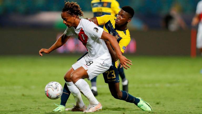 Perú y Ecuador empatan 2-2.