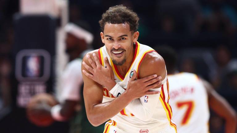 Trae Young tuvo 38 puntos para mantener con vida a los Hawks.