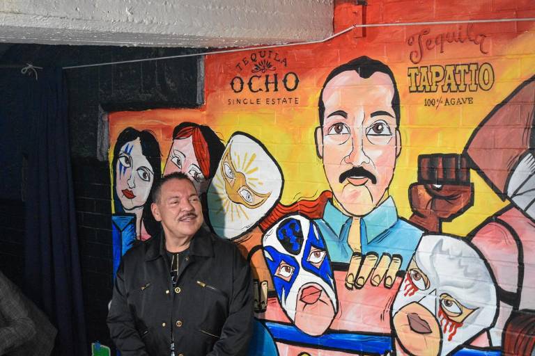 Develan mural en homenaje a Julio Preciado, en la Arena Coliseo