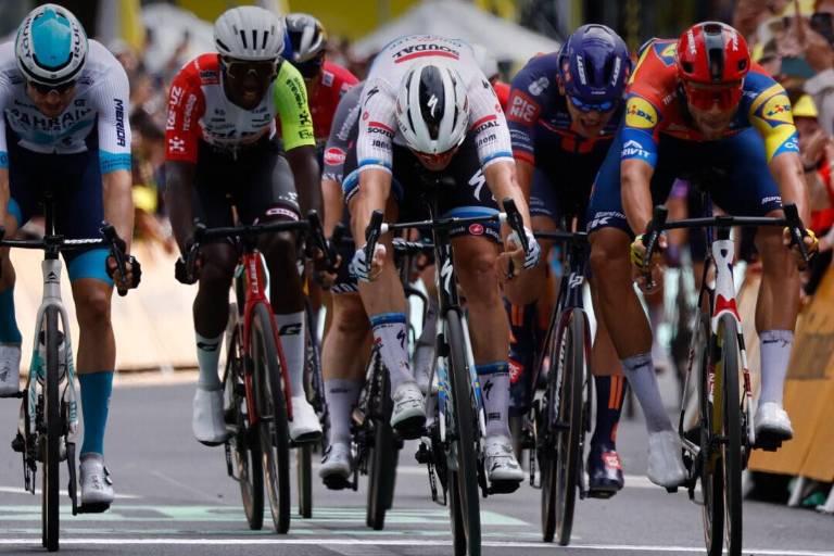 Tim Merlier logra una victoria de ‘foto finish’ en accidentado esprint de Dunkerque