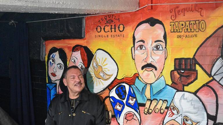Julio Preciado junto al mural creado en su honor.